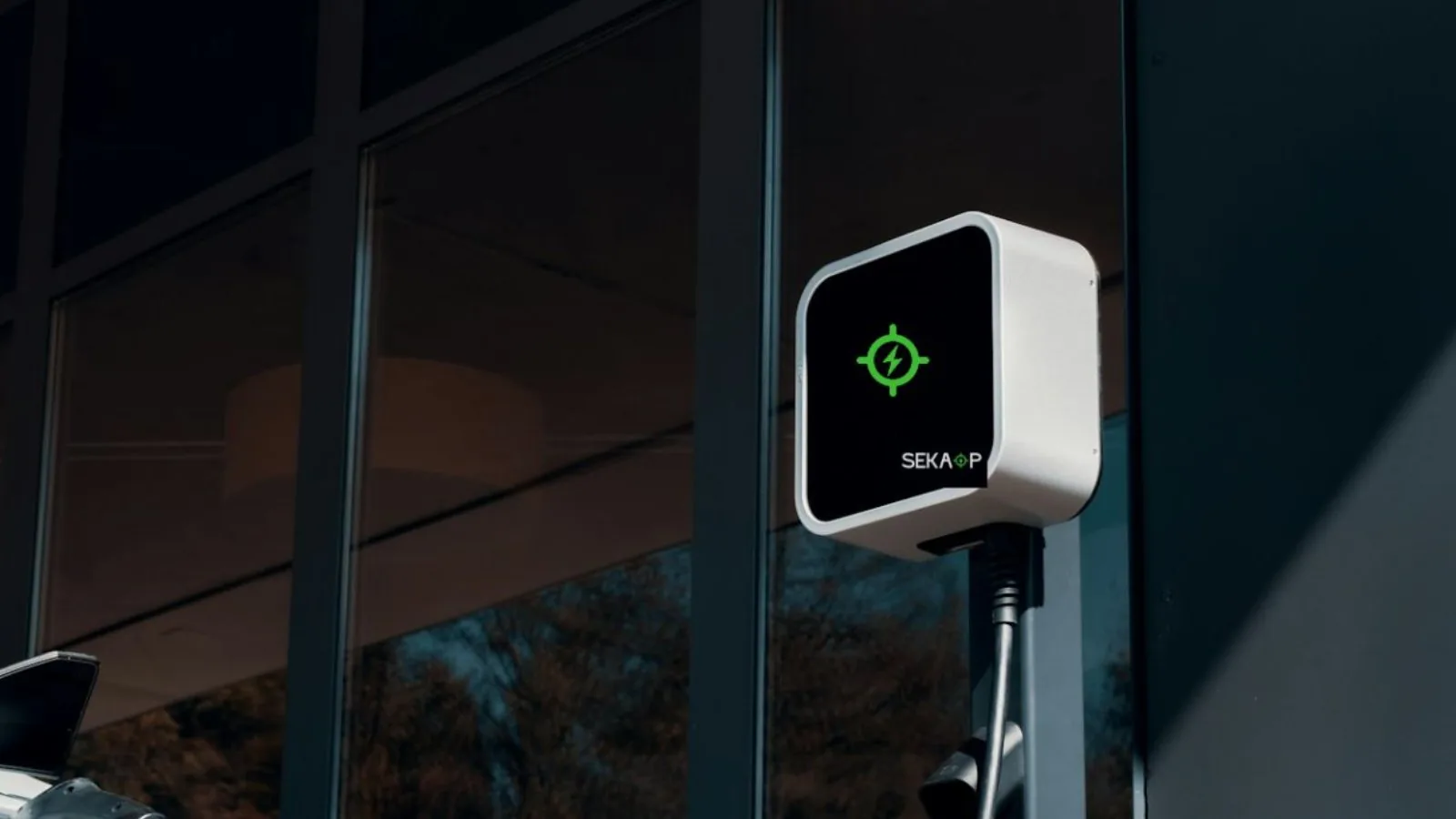 Borne de recharge murale SEKAOP installée dans un parking