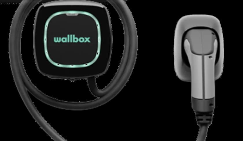 Borne Wallbox Pulsar Plus avec son câble de recharge et son support de prise